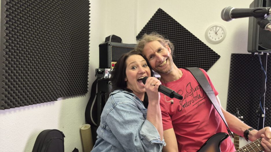 Yvonne und Marcel perforemen.