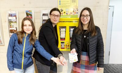 Drei Frauen vor einem Saatgutautomaten