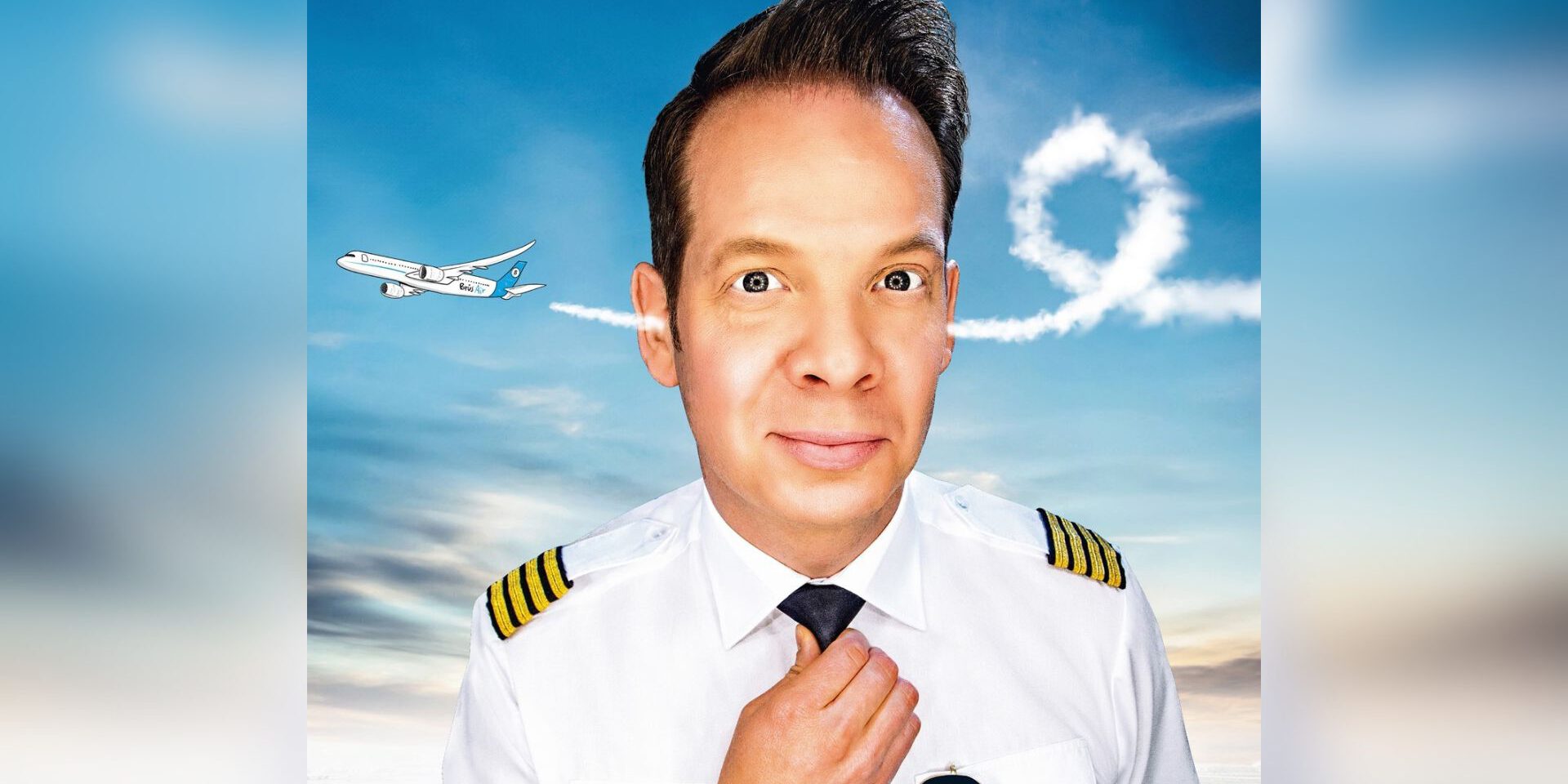Ein Mann in Pilotenuniform schaut frontal in die Kamera und richtet seine Krawatte, während im Hintergrund ein Flugzeug am Himmel eine Schleife aus Kondensstreifen zieht.