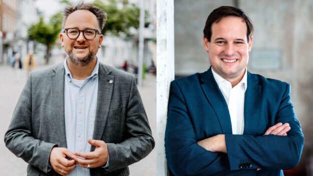 Zwei Männer in Business-Kleidung sind in einer Bildmontage nebeneinander zu sehen; beide lächeln in die Kamera, einer steht draußen auf einer Straße, der andere in einem Gebäude.