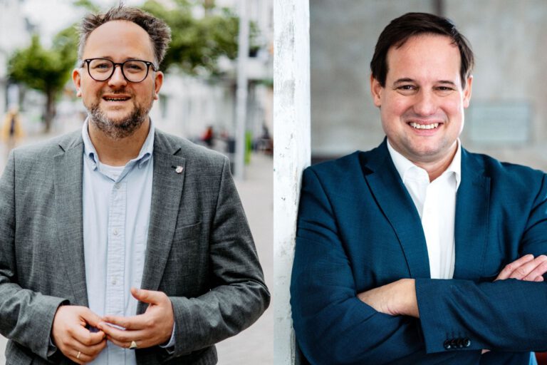 Zwei Männer in Business-Kleidung sind in einer Bildmontage nebeneinander zu sehen; beide lächeln in die Kamera, einer steht draußen auf einer Straße, der andere in einem Gebäude.