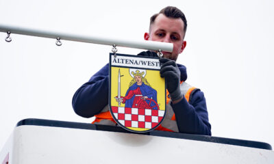 Jan Marzecki bringt das Abzeichen der Stadt am Maibauman