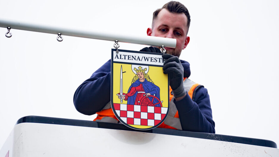 Jan Marzecki bringt das Abzeichen der Stadt am Maibauman