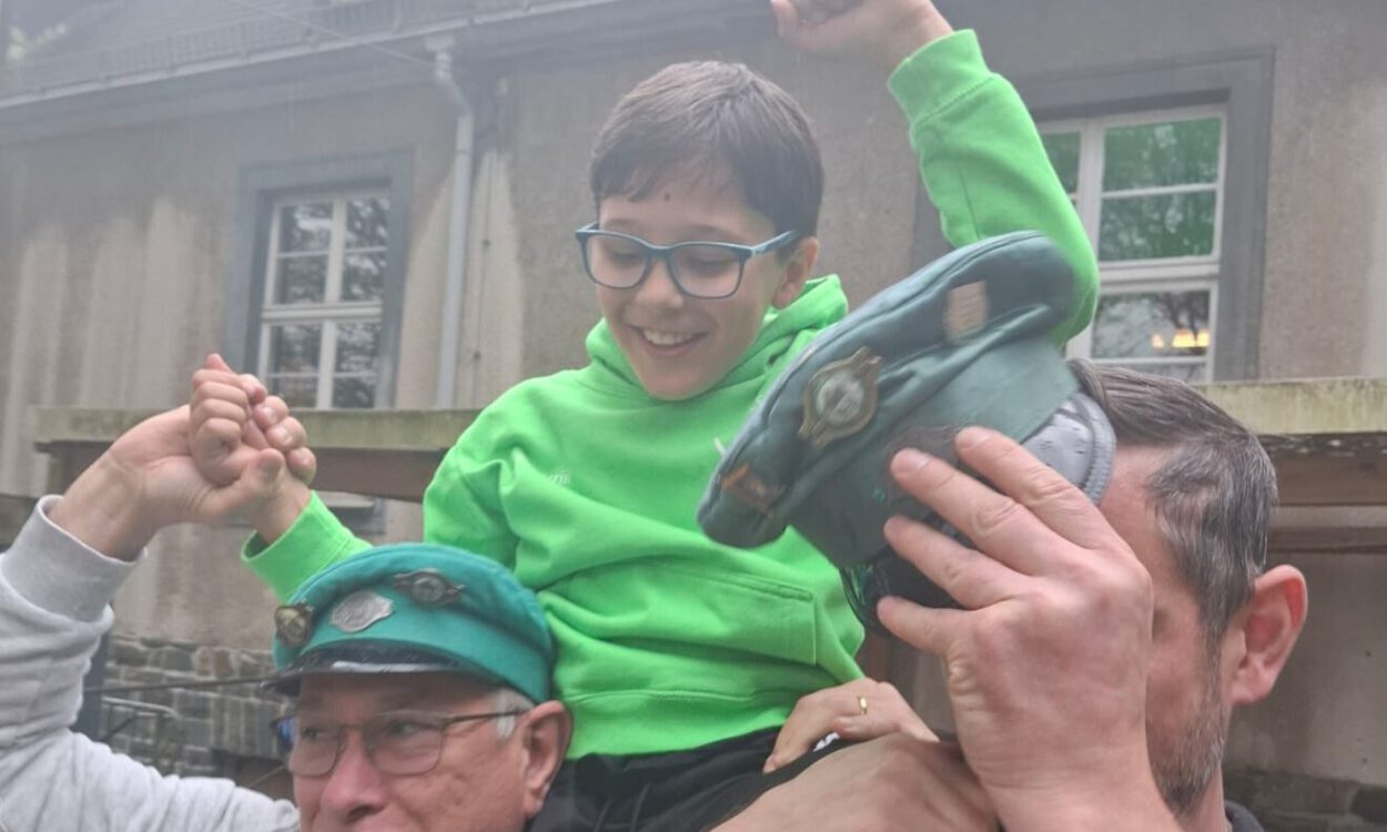 Ein kleiner Junge wird Kinderschützenkönig