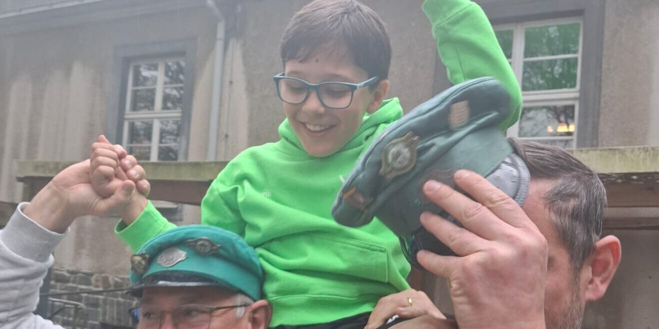 Ein kleiner Junge wird Kinderschützenkönig