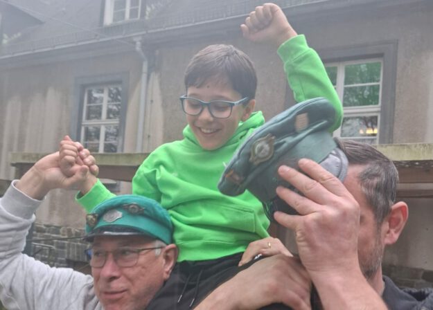 Ein kleiner Junge wird Kinderschützenkönig