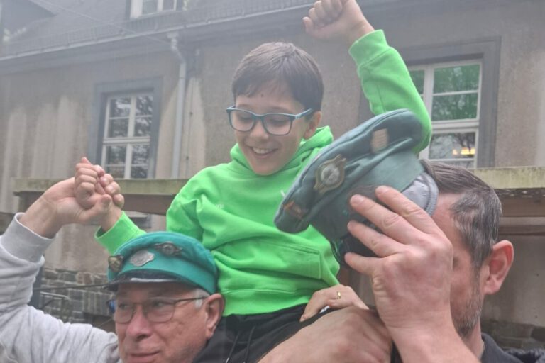 Ein kleiner Junge wird Kinderschützenkönig