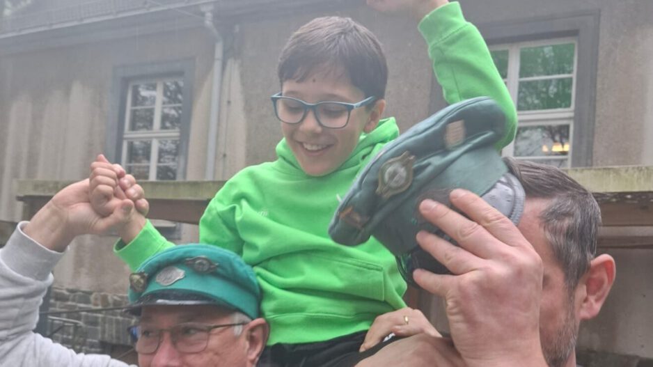 Ein kleiner Junge wird Kinderschützenkönig