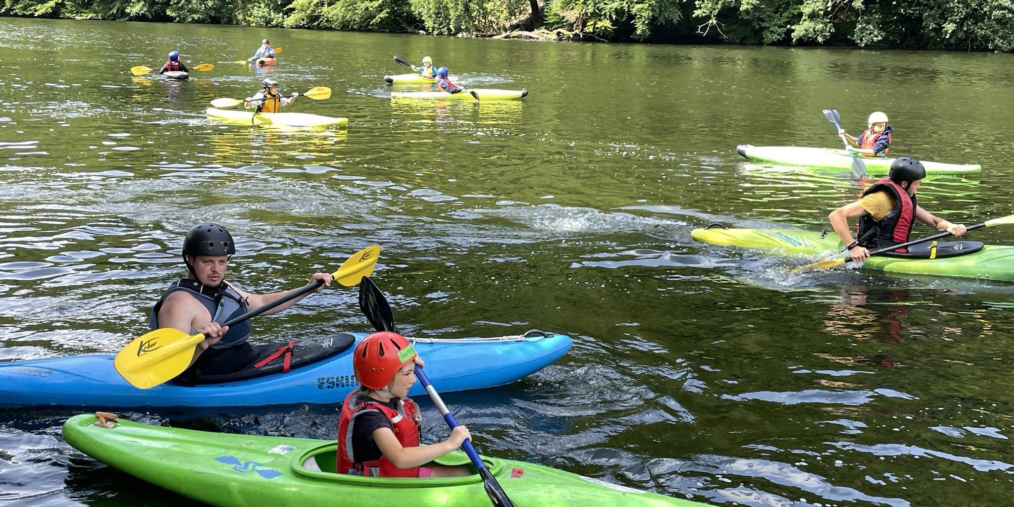 Kinder paddeln auf der Lenne.