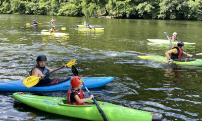 Kinder paddeln auf der Lenne.