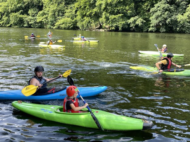Kinder paddeln auf der Lenne.