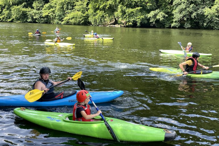 Kinder paddeln auf der Lenne.