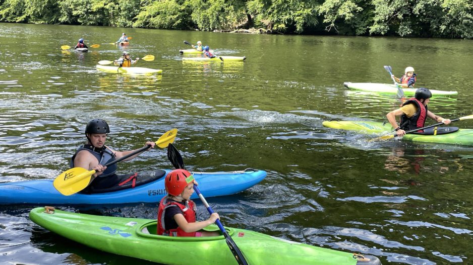 Kinder paddeln auf der Lenne.