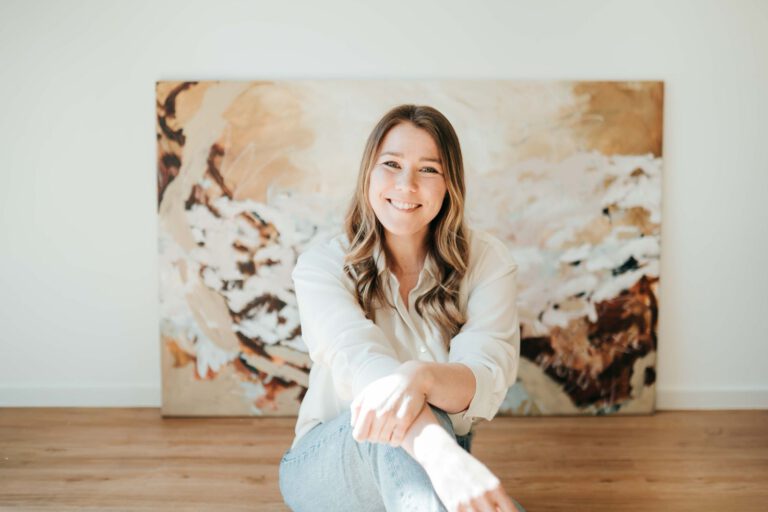 Eine junge Frau vor ihrem Gemälde.