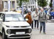 Menschen besuchen eine Autoschau in der Innenstadt und betrachten ausgestellte Fahrzeuge, im Vordergrund ein Hyundai-Modell.