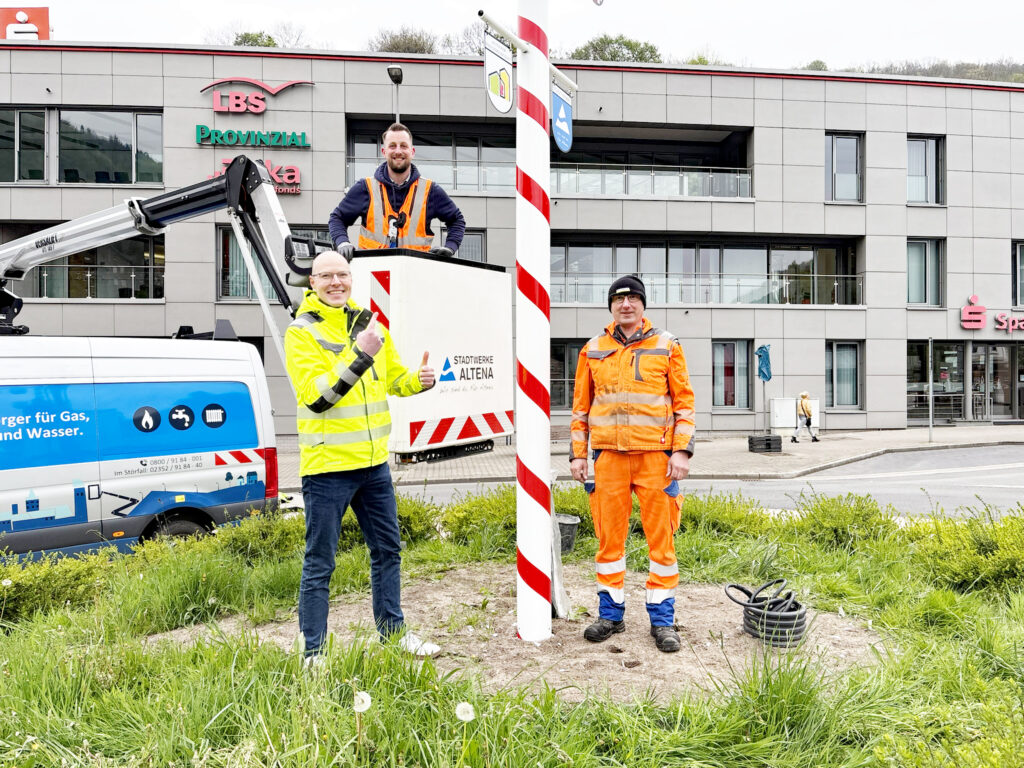 Robert Groppe (Leiter städt. Baubetriebshof), Jan Marzecki (Stadtwerke Altena) und Heiko Tölken (stellv. Straßenmeister städt. Baubetriebshof).