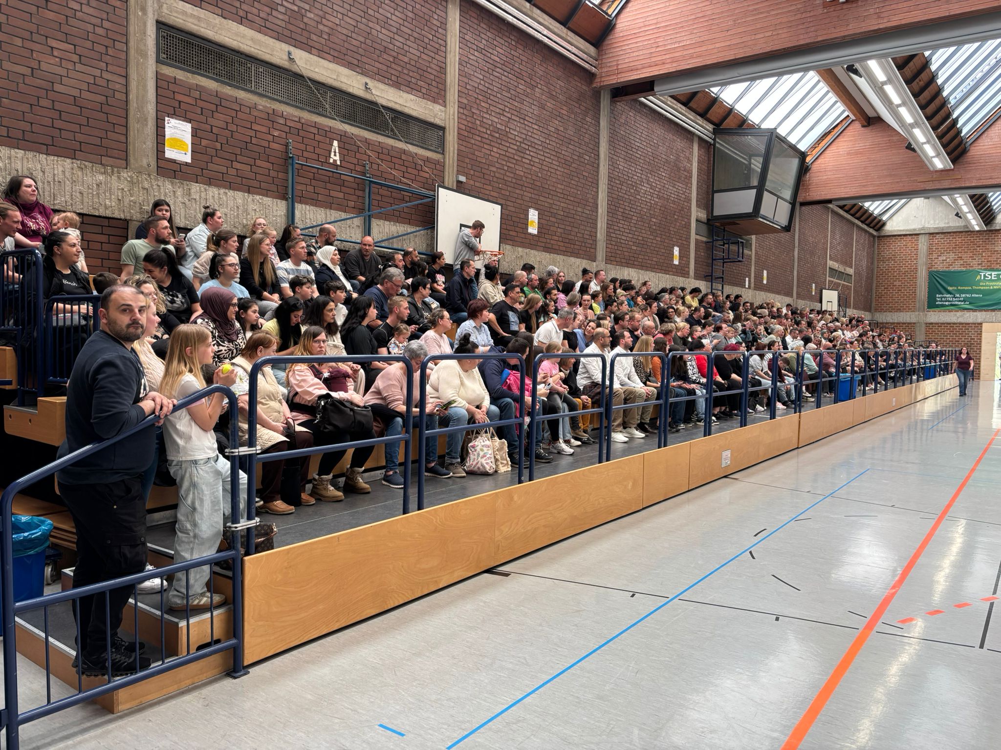 Gäste auf der Zuschauertribüne