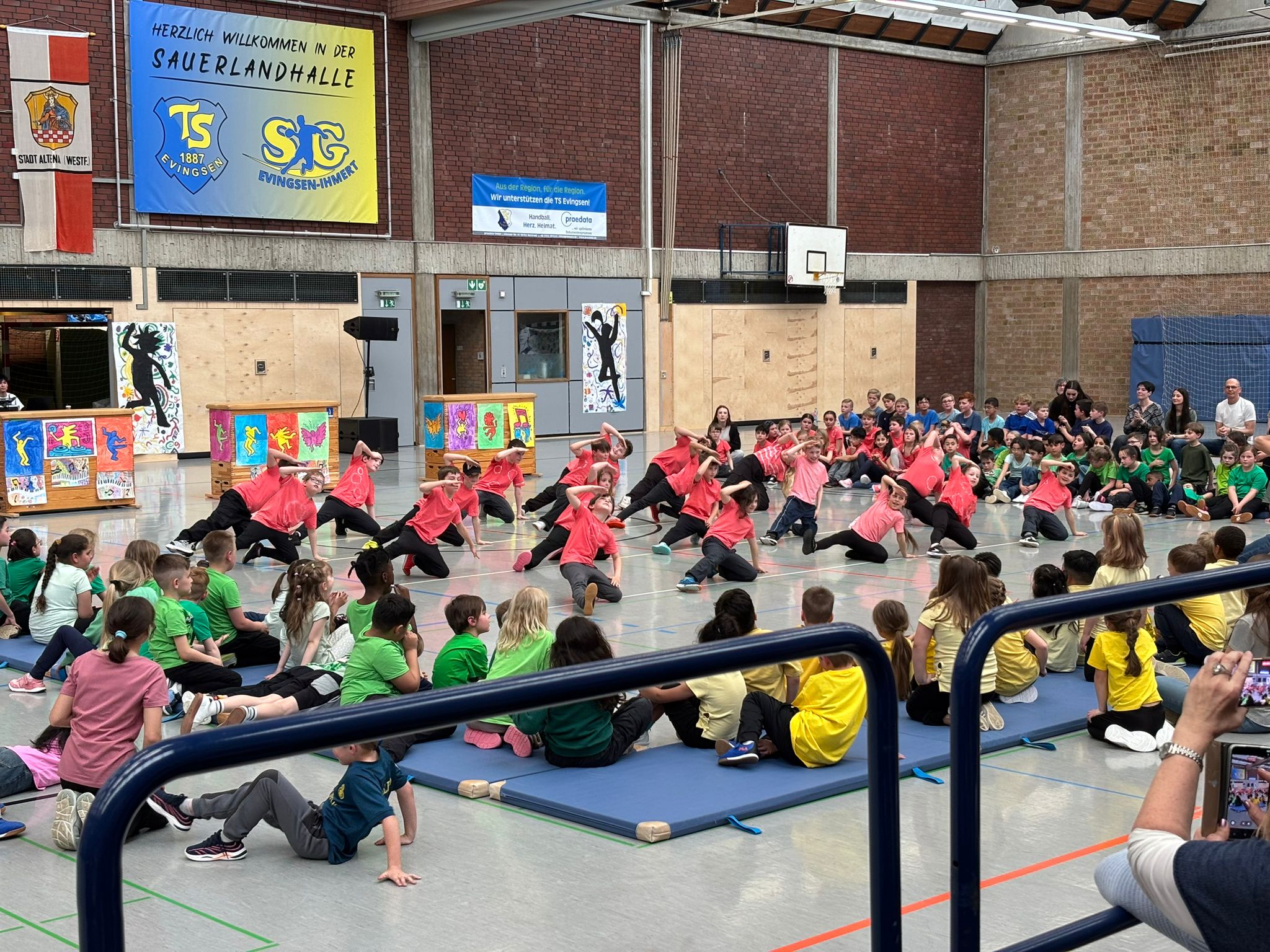 Schüler in einer Sporthalle