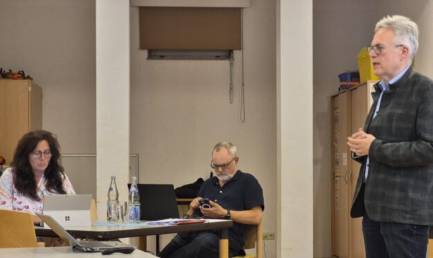 Drei Presbyter bei einer Versammlung.