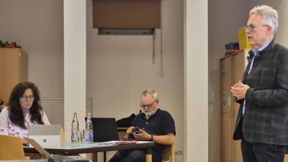 Drei Presbyter bei einer Versammlung.