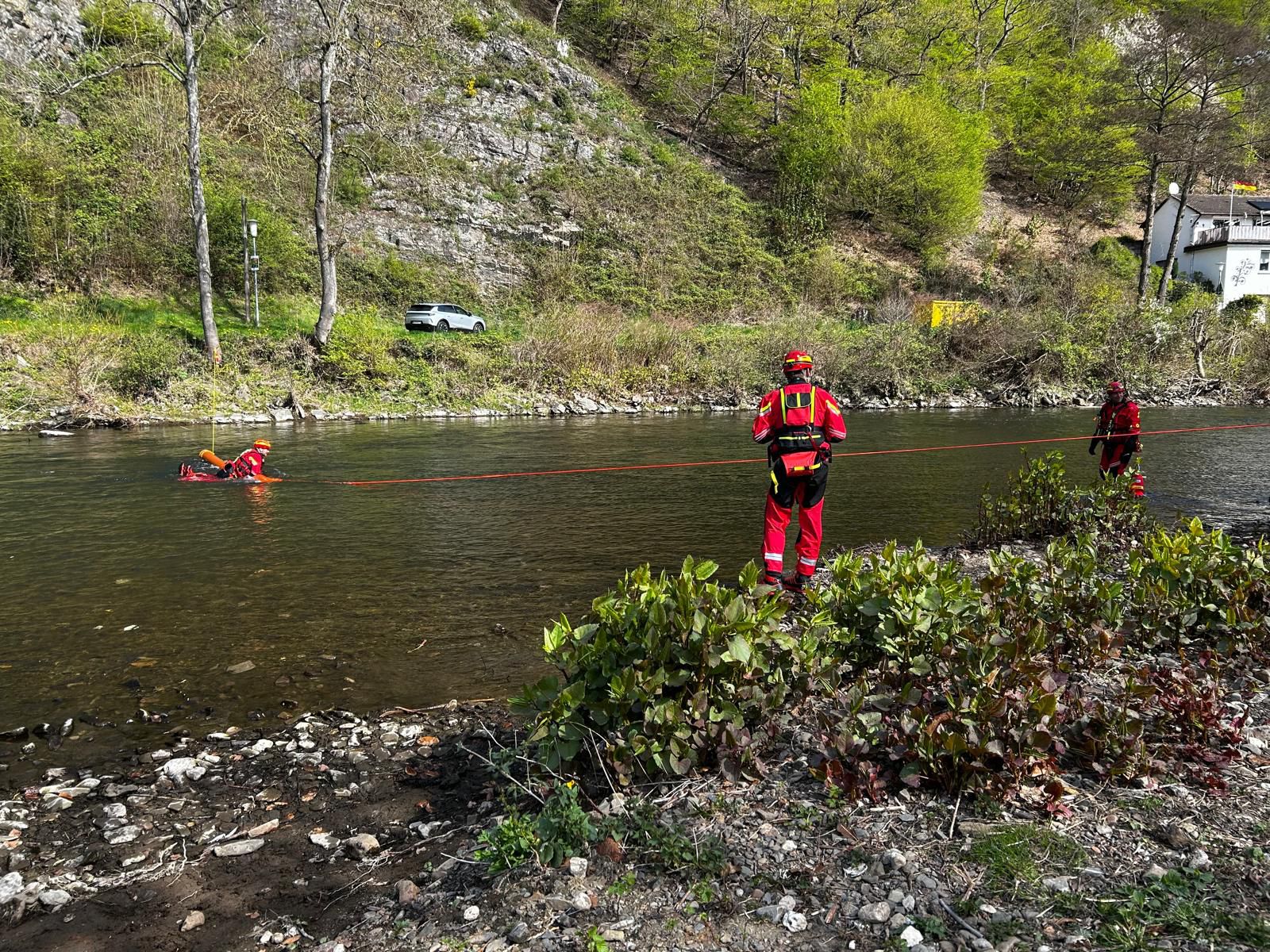 Personenrettung aus der Lenne