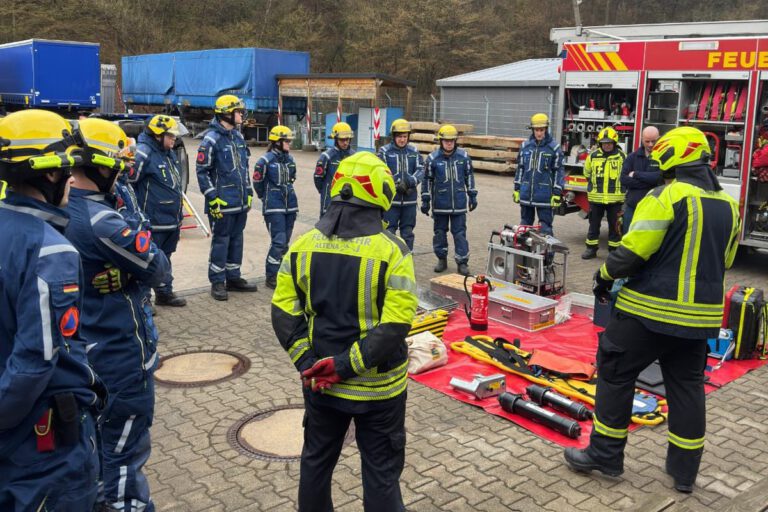 Foto. Feuerwehr Altena Ausbildungstag FW + THW
