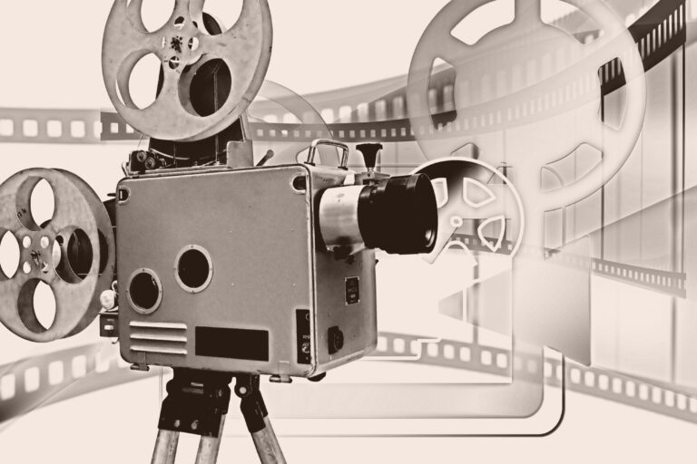 Ein alter Filmprojektor mit Filmrollen steht im Vordergrund, dahinter verlaufen stilisierte Filmstreifen als grafischer Hintergrund.