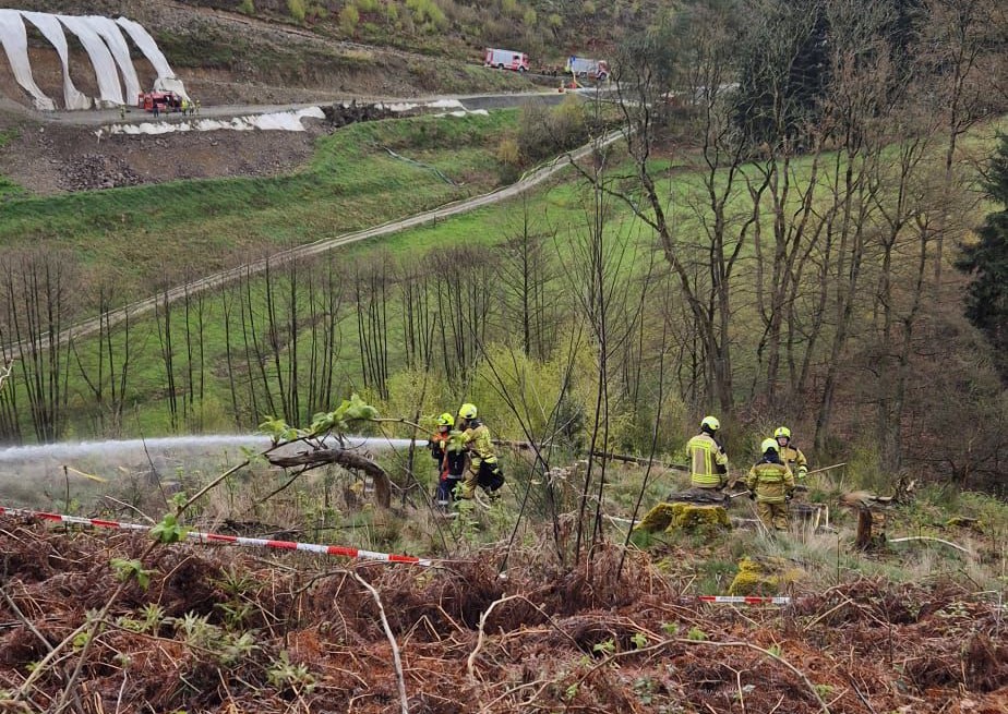 Löscharbeiten im Wald