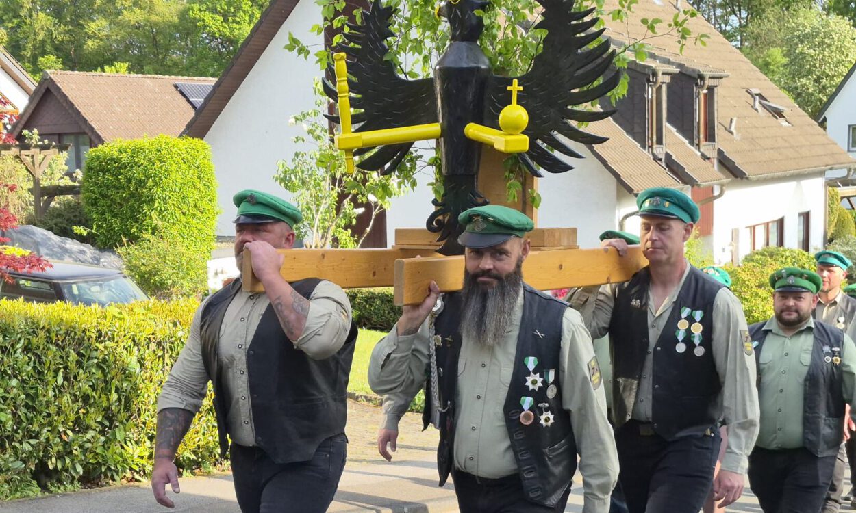 Böllerzug trägt den Dahler Schützenadler.