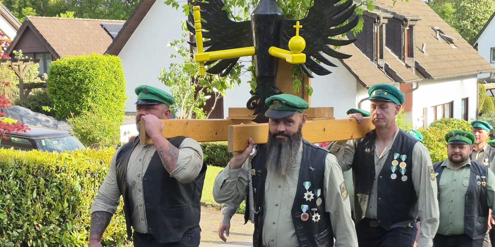 Böllerzug trägt den Dahler Schützenadler.