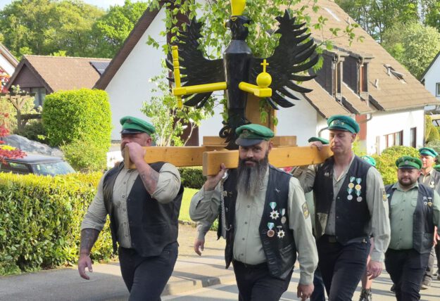 Böllerzug trägt den Dahler Schützenadler.