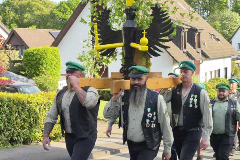 Böllerzug trägt den Dahler Schützenadler.