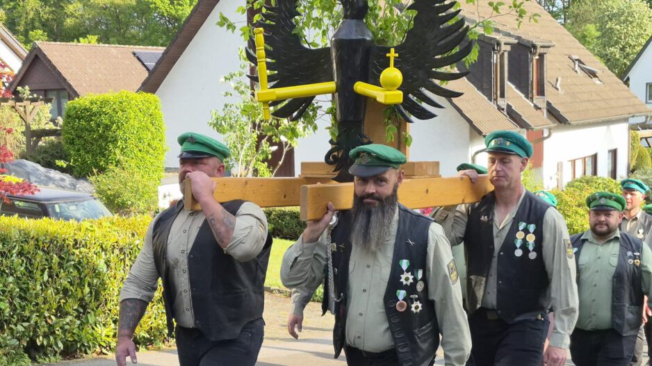 Böllerzug trägt den Dahler Schützenadler.