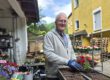 Dieter Steinmann beim Bepflanzen der Blumenkästen