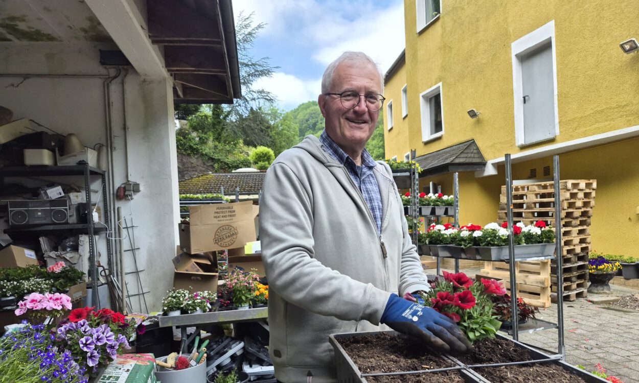 Dieter Steinmann beim Bepflanzen der Blumenkästen