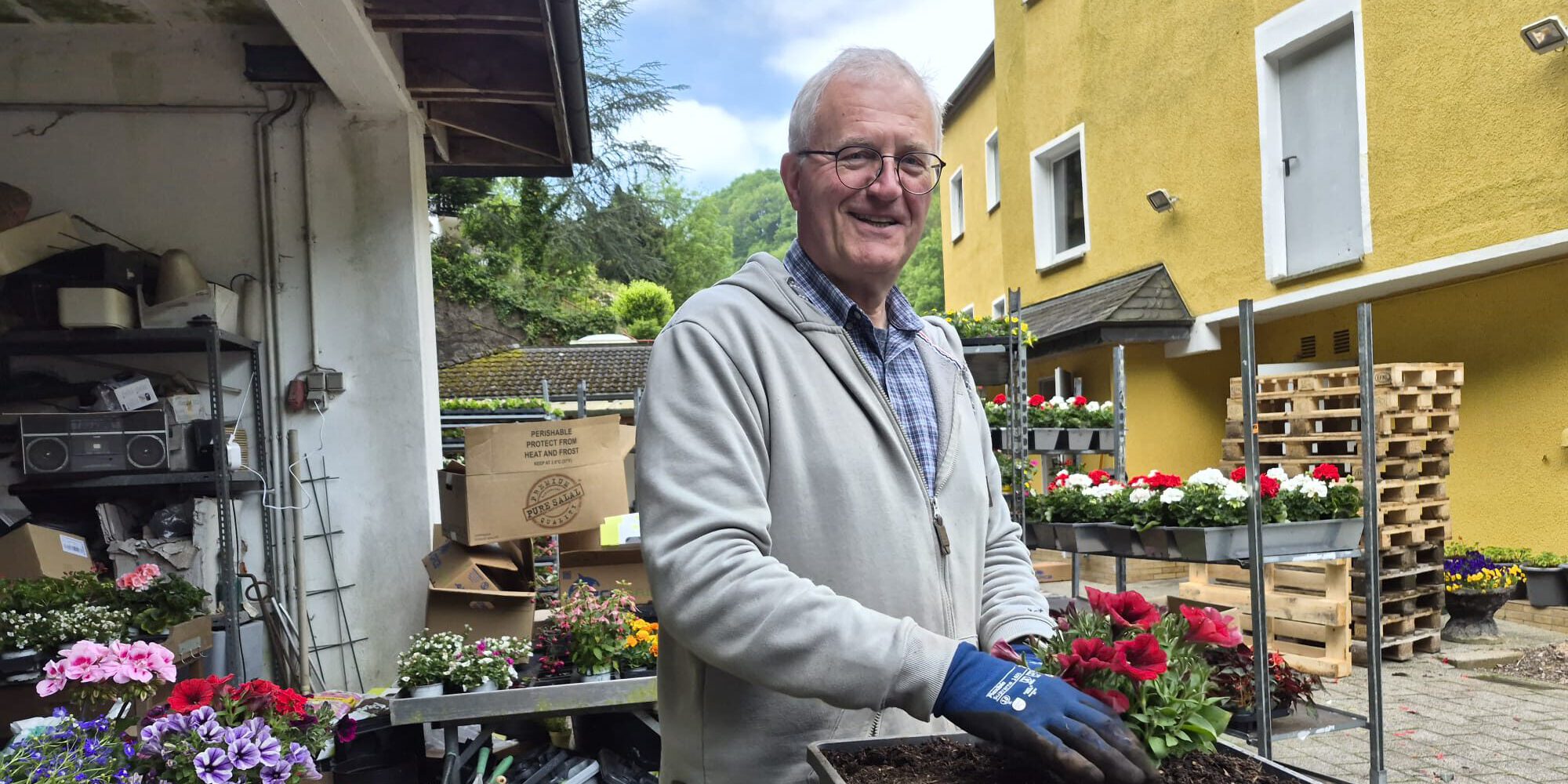 Dieter Steinmann beim Bepflanzen der Blumenkästen