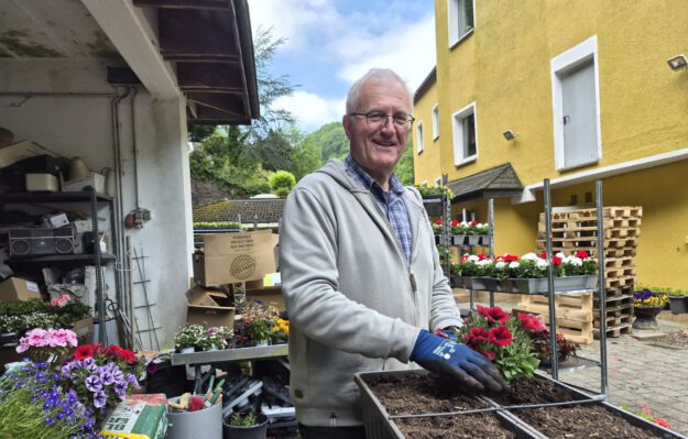 Dieter Steinmann beim Bepflanzen der Blumenkästen