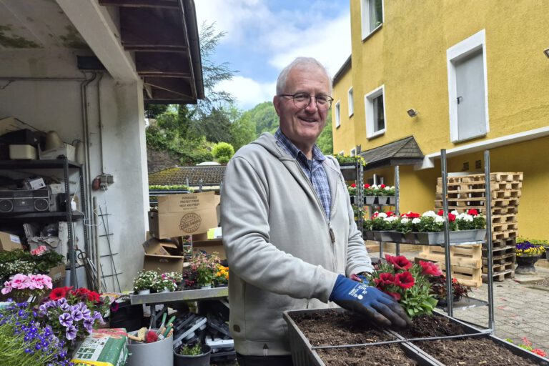 Dieter Steinmann beim Bepflanzen der Blumenkästen