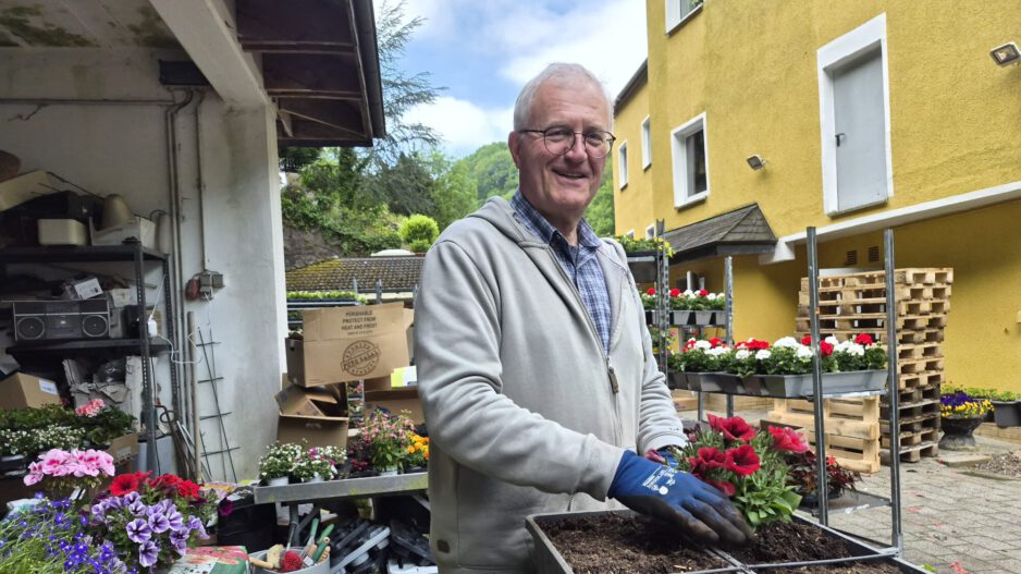 Dieter Steinmann beim Bepflanzen der Blumenkästen