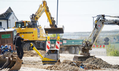 Eine Baustelle mit einem Bagger und Warnbaken.
