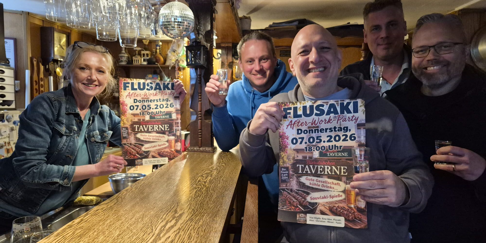 Das Flusaki-Team in der Taverne.