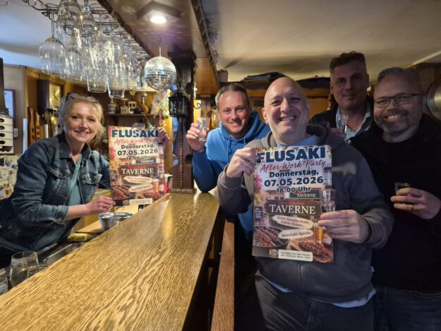 Das Flusaki-Team in der Taverne.
