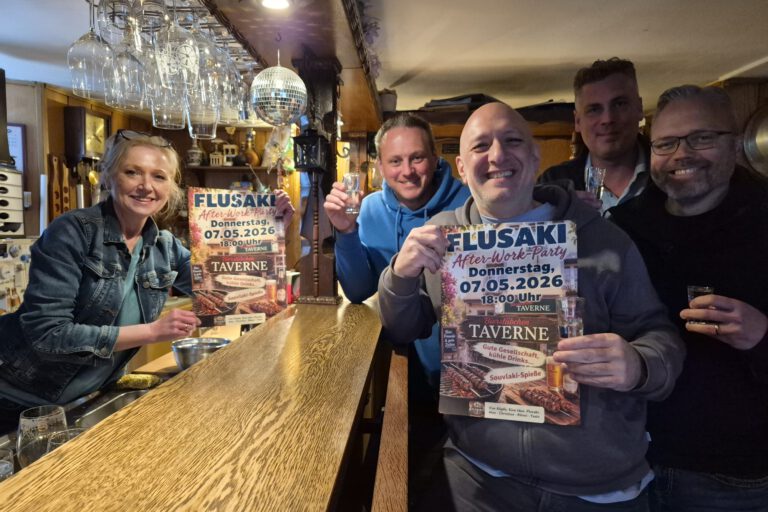 Das Flusaki-Team in der Taverne.