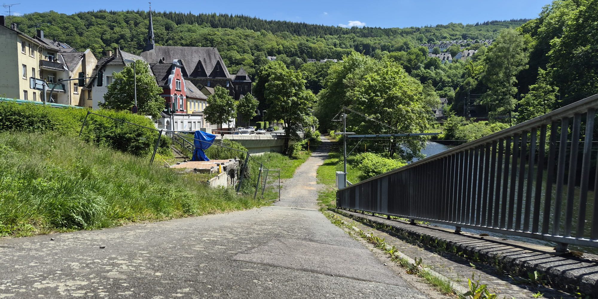 Ein Weg entlang der Lenne in Altena.