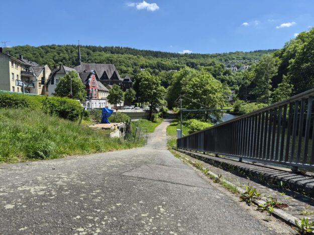 Ein Weg entlang der Lenne in Altena.