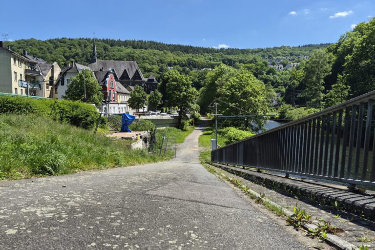 Ein Weg entlang der Lenne in Altena.