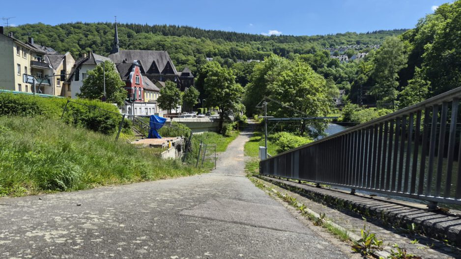 Ein Weg entlang der Lenne in Altena.