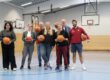Eine Gruppe in einer Sporthalle