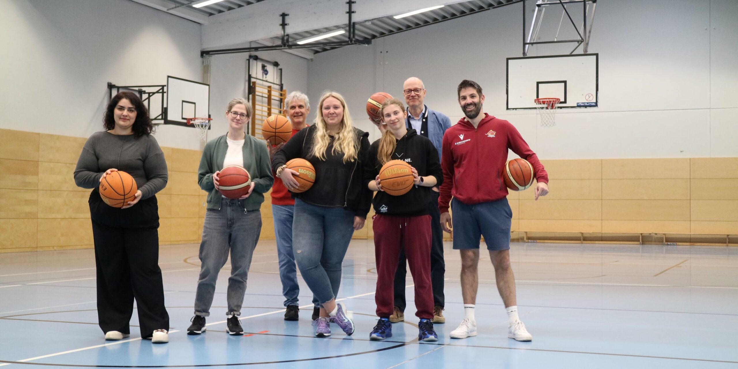 Eine Gruppe in einer Sporthalle