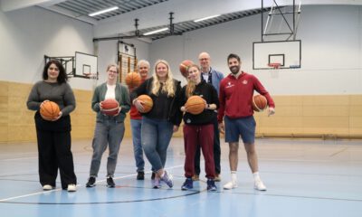 Eine Gruppe in einer Sporthalle